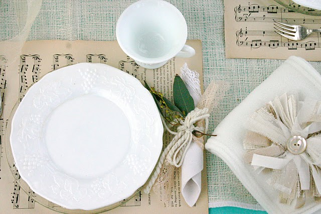 [table+setting+t+closeup]