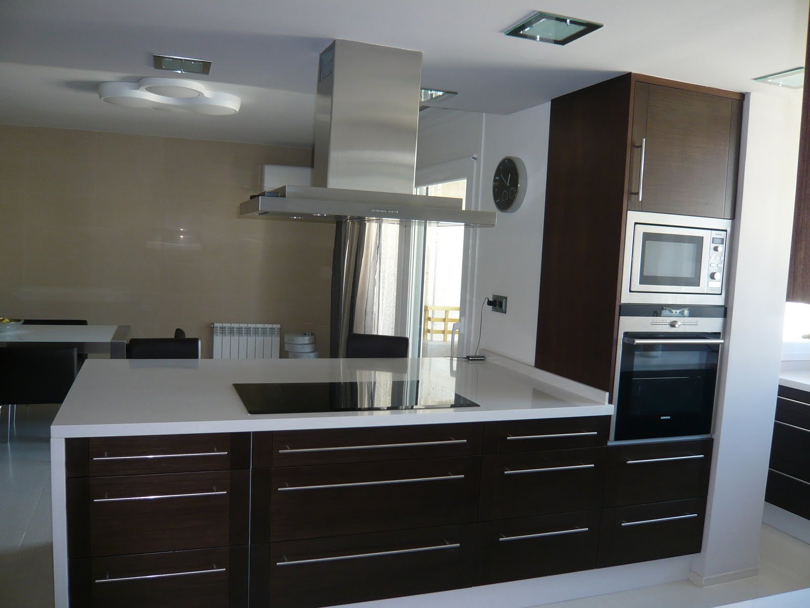 REUSCUINA Espectacular cocina de madera color wengue REUSCUINA Espectacular cocina de madera color wengue