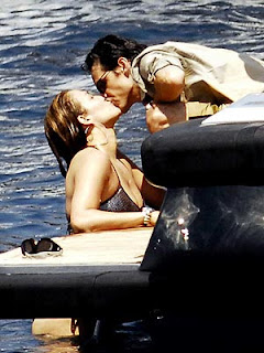 Jennifer Lopez kissing Marc Anthony at pool hot image