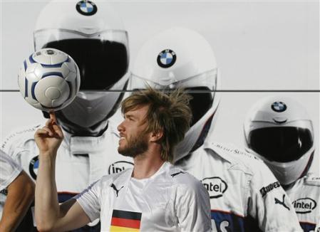 [Heidfeld+balón.jpg]
