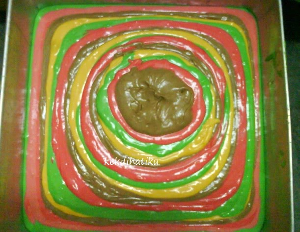 kek marble, tapi liza buat warna-warni maka jadilah kek pelangi