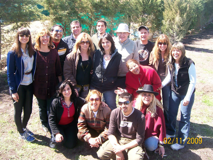 Somos un equipo de trabajo que hace de puente para que adolescentes se desarrollen en plenitud