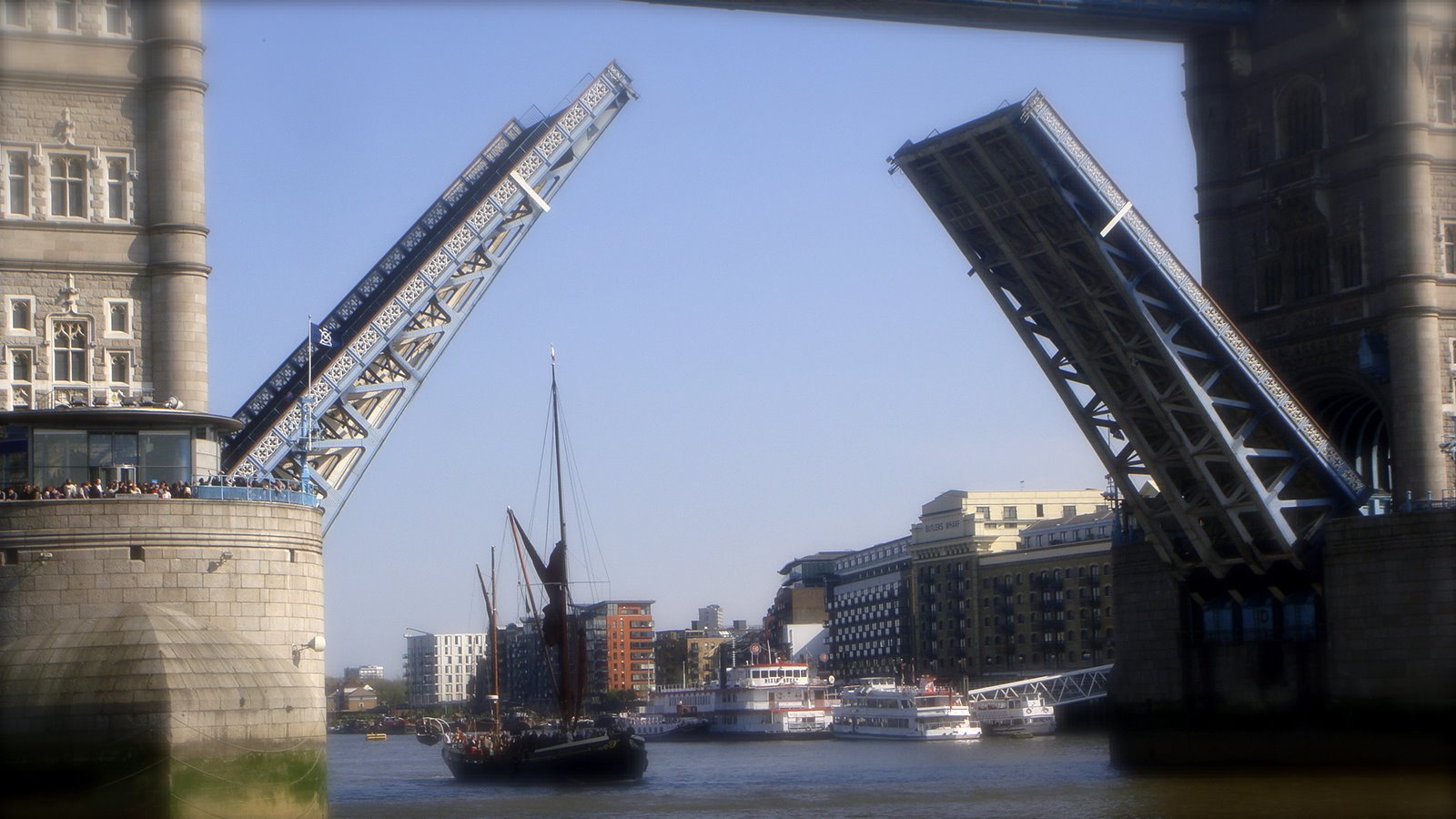 [drawbridgeopens.JPG]