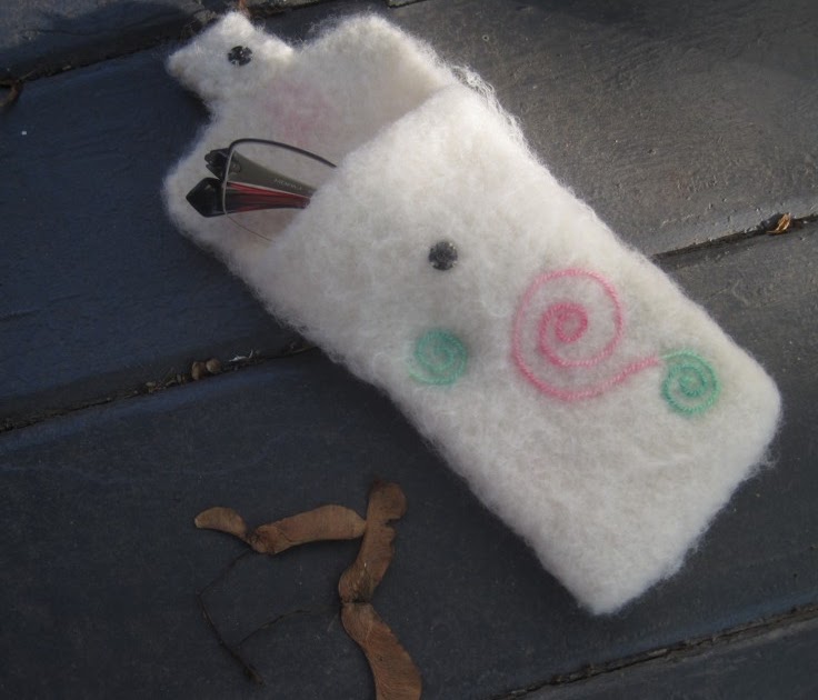Swirly Felted Glasses Case a free pattern