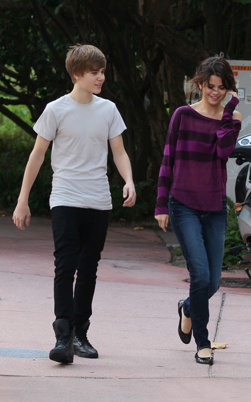 justin bieber and selena gomez beach. justin bieber and selena gomez selena gomez and justin bieber on beach. justin bieber and selena gomez beach. justin bieber and selena gomez