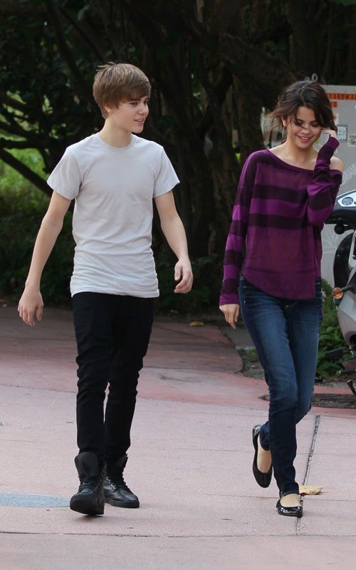 justin bieber selena gomez beach. Justin Bieber and Selena Gomez