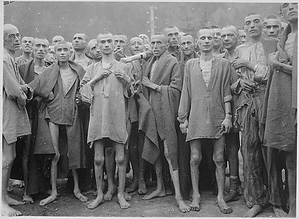 prisoners+at+Ebensee+Austria+concentration+camp.gif