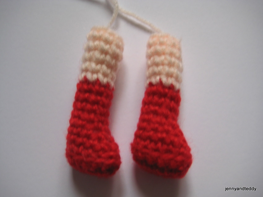 How to joining legs amigurumi dolls.