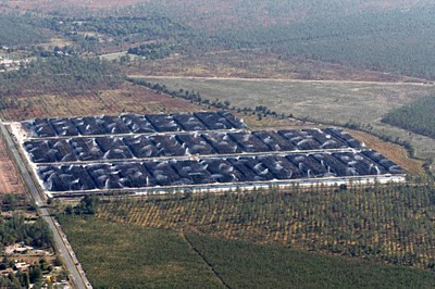 Photo aérienne d'un site de stockage de bois