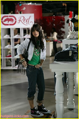 http://1.bp.blogspot.com/_4nIJdgjHYgA/SeKrPjn2VDI/AAAAAAAAEG0/Pk6EDpYEPQw/s400/vanessa-hudgens-ecko-red-pics-06_1.jpg