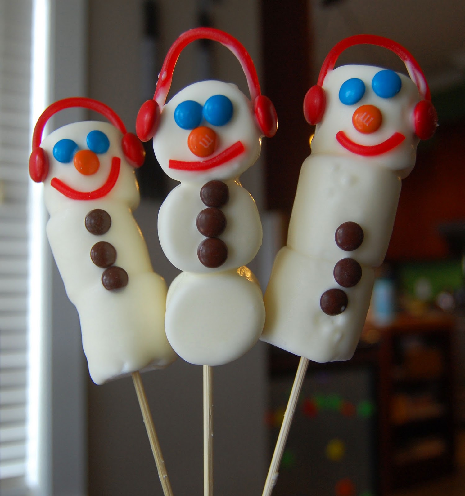 *Random Thoughts of a SUPERMOM!* Simple Snowman Snack