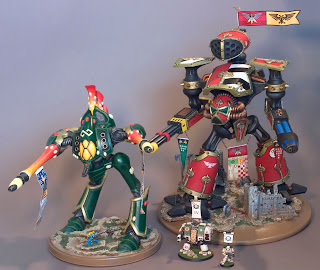 Un titán ¿revenant? eldar y un titán Reaver Imperial, modelos de hace 20 años, junto a un dreanought y un marine normal.