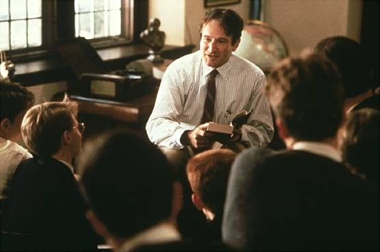 [robin-williams-in-una-scena-del-film-l-attimo-fuggente-25052.jpg]