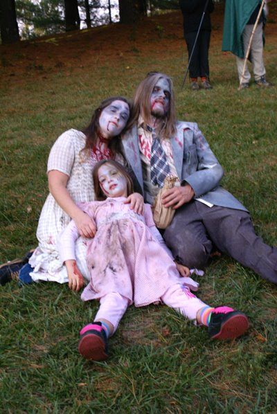 [zombiefamily.jpg]