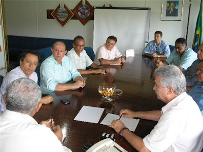 http://1.bp.blogspot.com/_4peI4W_-Hk8/SiQ7kGA-UdI/AAAAAAAAA3s/vvQaS6Lp_QA/s400/Prefeitos+Deraldino+Ara%C3%BAjo+(Ipia%C3%BA)+e+Jorge+Abdon+(Ibirataia)+forsam+recebidos+pelos+dirigentes+da+Ceplac.jpg