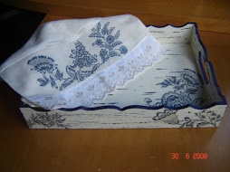 Bandeja com toalha de lavabo em floral azul
