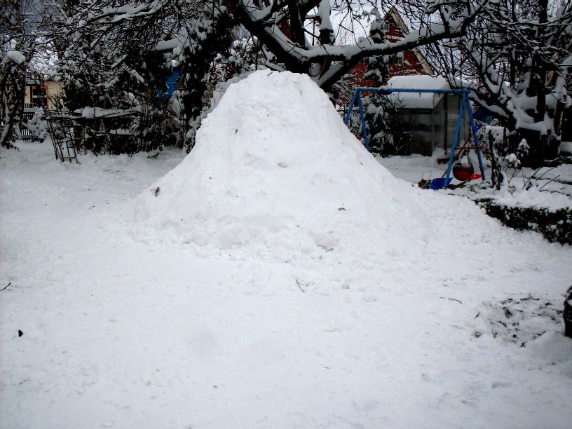 Gartenarbeit Ideen Zum Beispiel eine Schneehöhle / Iglu