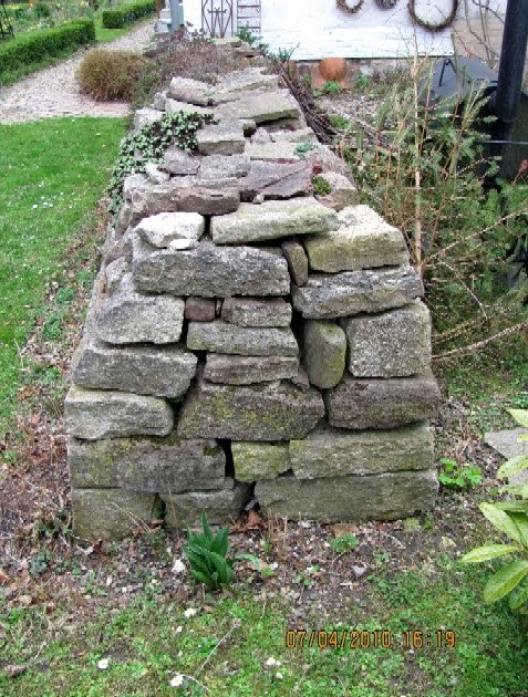 Garten-anders: Geschichtete Natursteinmauer ohne Einsturzgefahr