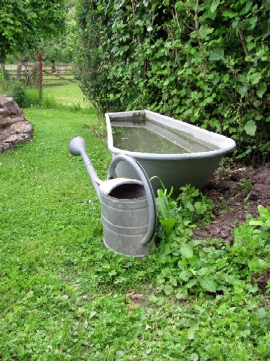 Gartenanders Dekoration mit Funktion Zinkbadewanne