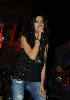 Actress Shruti Hassan performance at Hard Rock Cafe