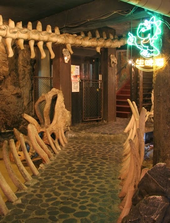 [tw-dinohall-bridge.JPG]