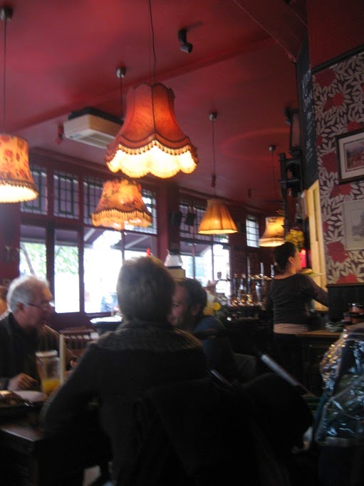 [20091108-kingsarms-int.JPG]