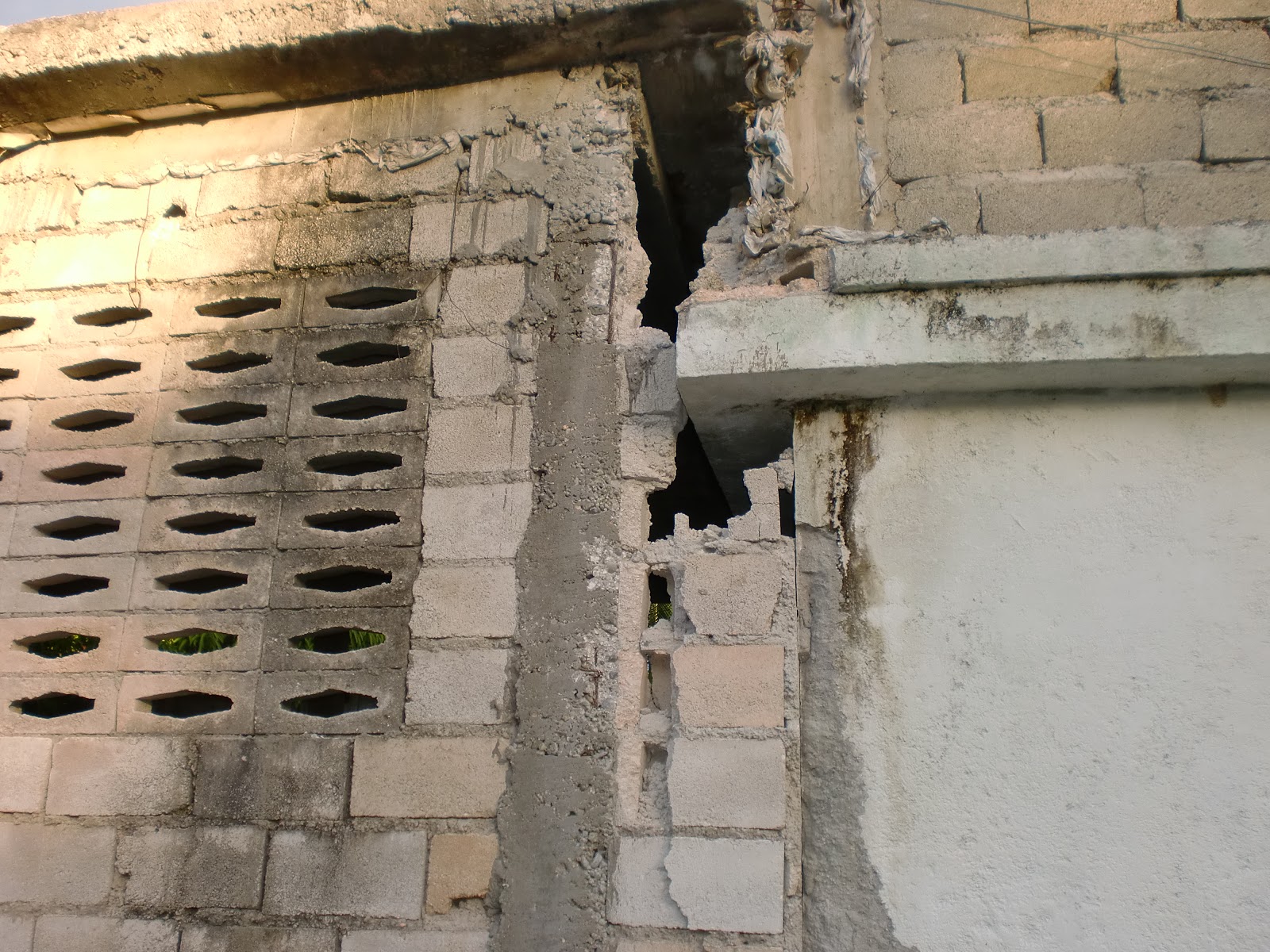 [SA cracked wall-1.JPG]