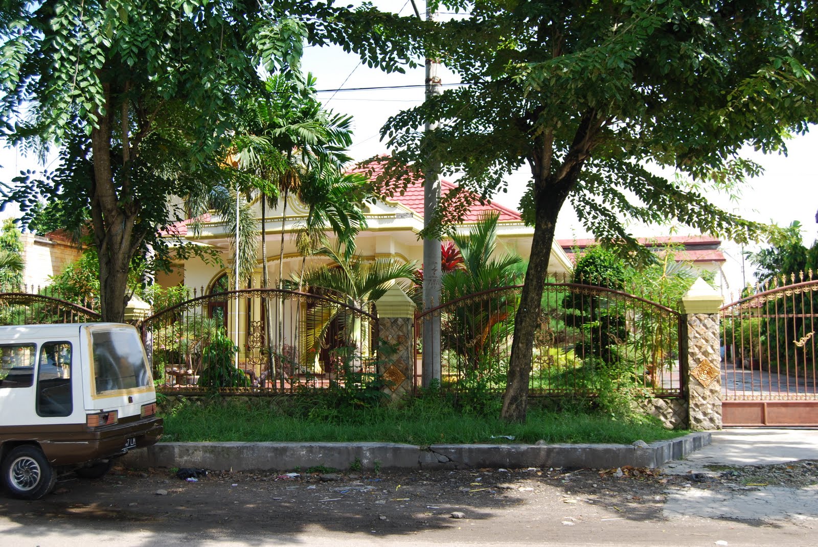 Jual Beli Cepat Rumah: Dijual Rumah Mewah Berikut Gudang 2 Lantai di