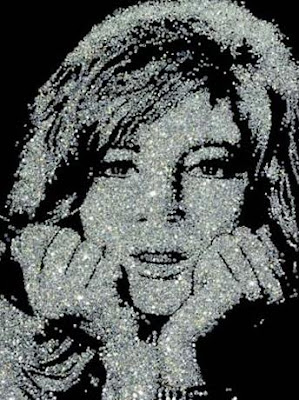 Um rosto de estrela formado por diamantes.