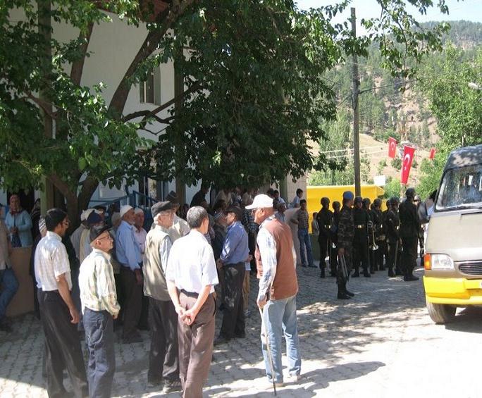 Belence Cami Önü