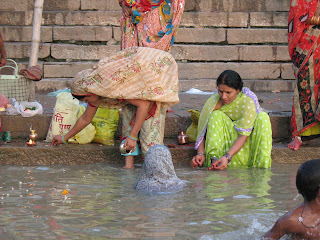 Mujeres realizando el puja a orillas del Ganges, Varanasi