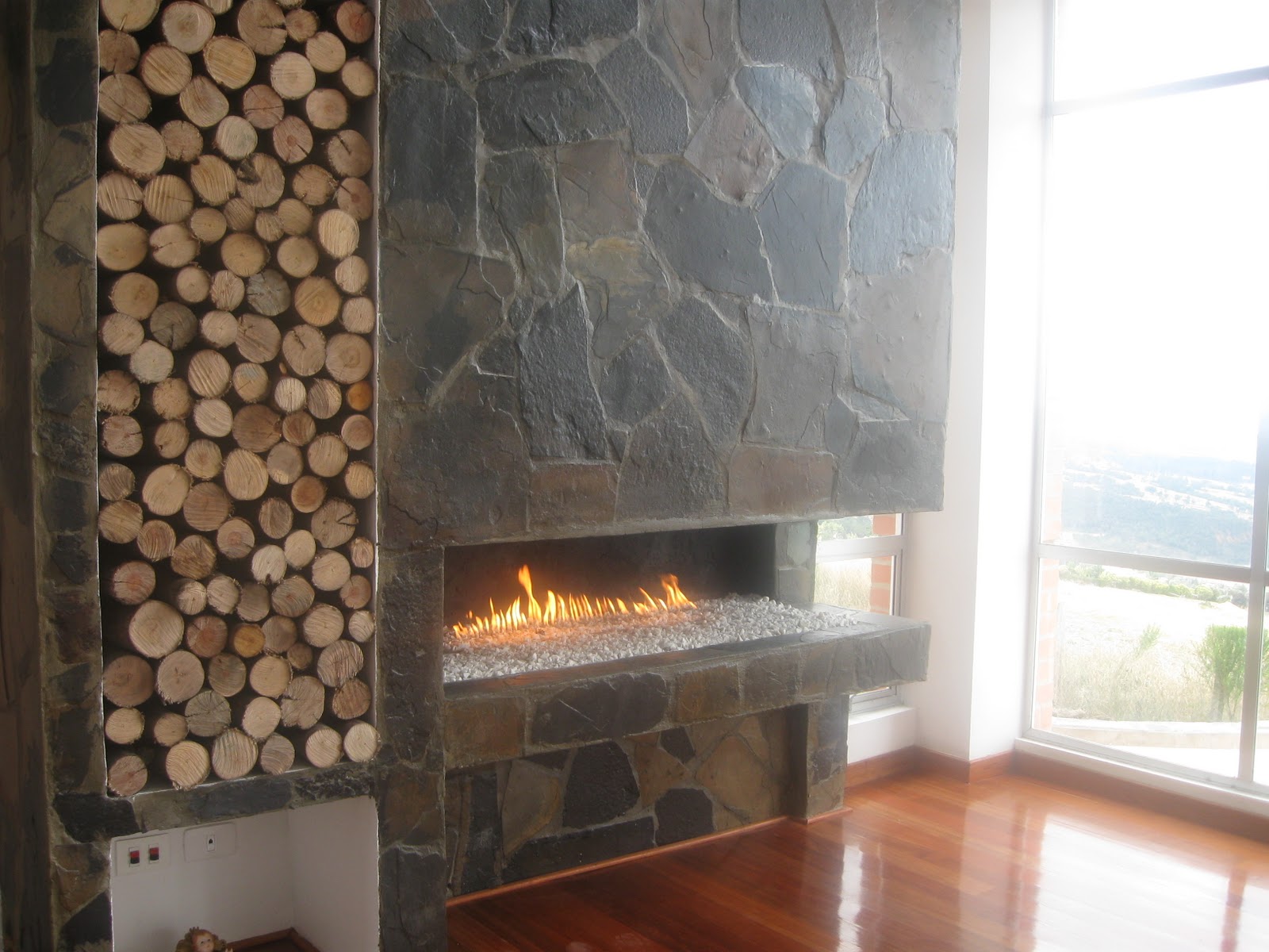 INDUSTRIAS UNIDAS: CHIMENEAS A GAS, ETANOL Y TRADICIONAL, ENCHAPES Y