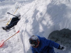 [snow+tunnel+with+toddler.JPG]