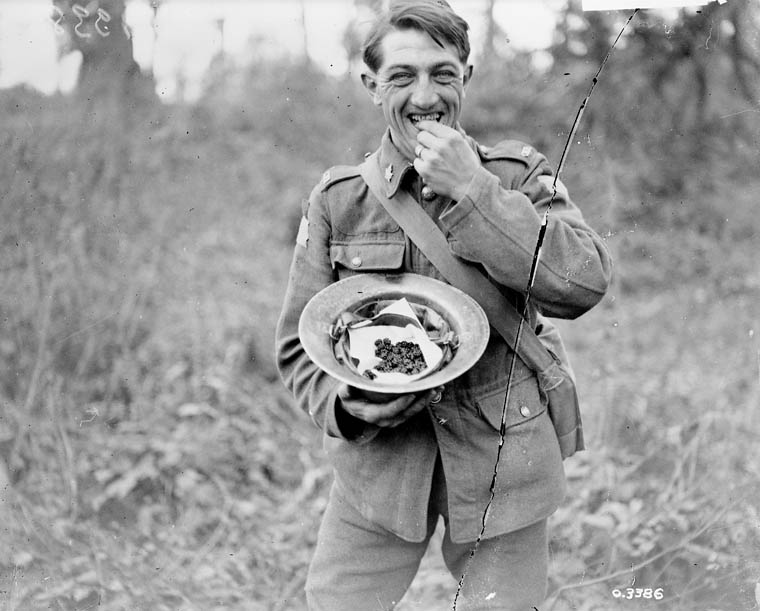 [Canadian+soldier+enjoying+blackberries+1918.jpg]