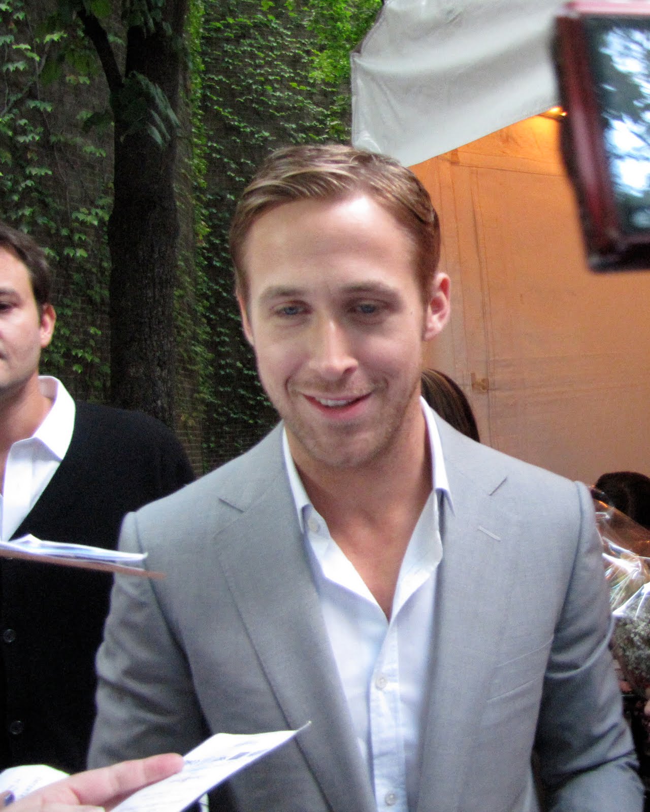 http://1.bp.blogspot.com/_5_7myy6XZuw/TJZEkW-LuiI/AAAAAAAAEno/oDNisvRZs_Q/s1600/Ryan+Gosling+at+Premiere+of+Blue+Valentine1.jpg