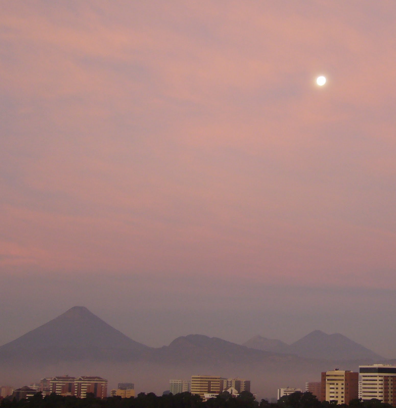 [100302_luna_volcanes_guatemala.JPG]