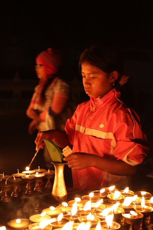 Offrande de lampes à beurre Devant le grand stupa