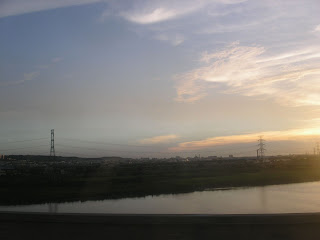 南下的巴士，透過車窗看到夕陽把大肚溪照耀的金 閃閃，我卻只感覺到自己面對未來的茫然與懼怕。