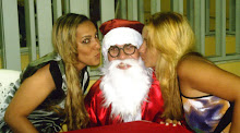 Papai Noel c/ duas loiras dando beijinho