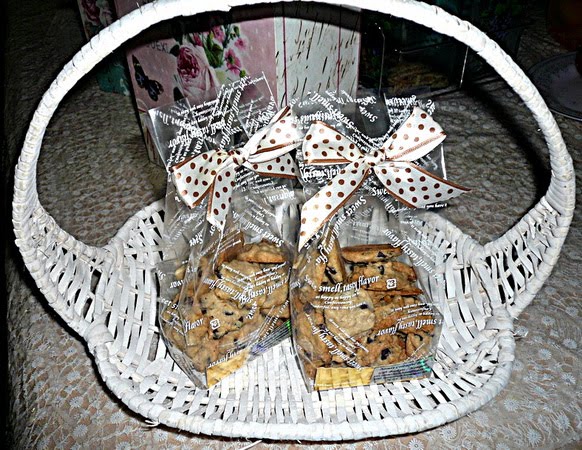 NOMI'S COLOURFUL BOXES: Christmas Gift Basket 2010 - Taking Order Now