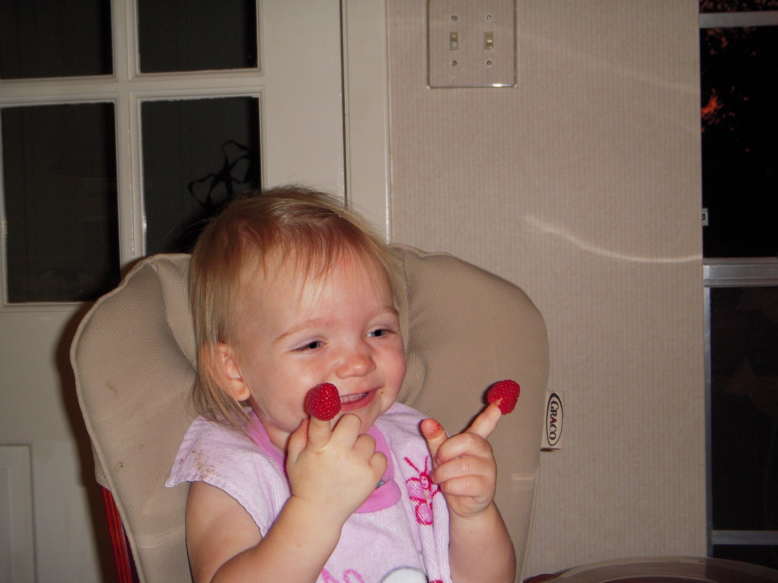 [Abby_eating_raspberries_(9).JPG]