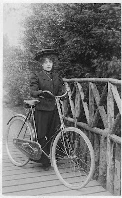 Lady_cyclist_on_bridge.jpg