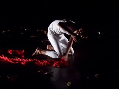 O menino e o Homem são um só. E lutam nesse universo de cores ainda neutras.