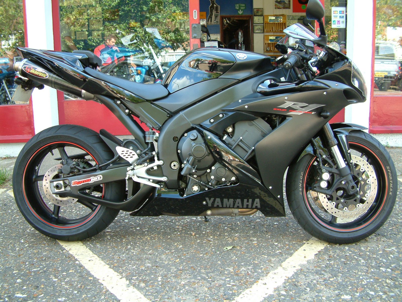[yamaha+r1.JPG]