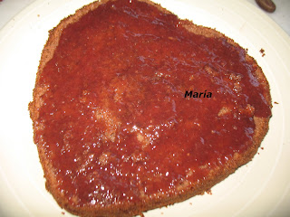 Tarta corazón nata rellena de mermelada de granada