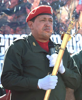 Hugo Chávez vuelve a aporrear sus tumbadoras de guerra contra Colombia  Ch%C3%A1vez+con+la+espada+de+Bol%C3%ADvar