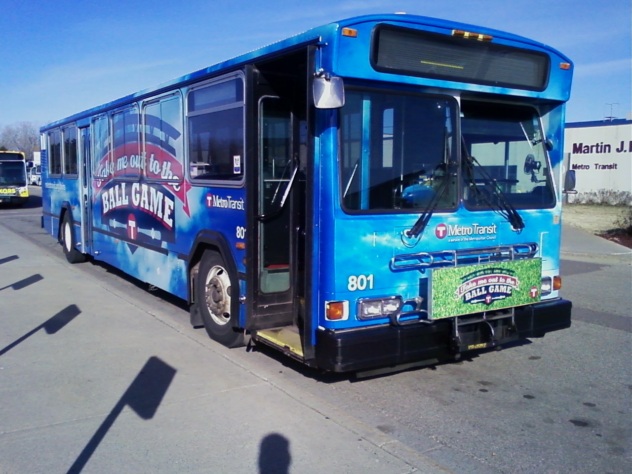 Metro transit gillig phantom bus wrapped in take the bus to the game jpg  1280x960 2001