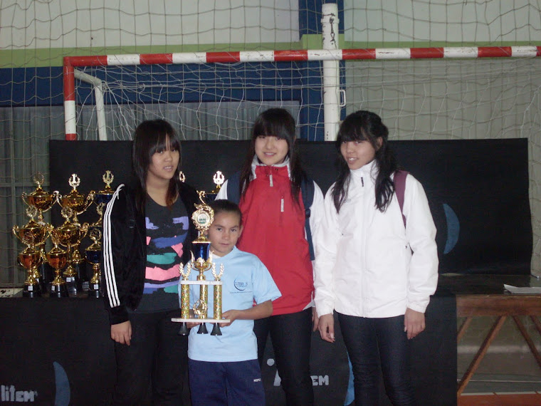 Jugadoras de Fetemba aocmpañando a Cardozo Noelia de Paso de los Libres premiada ene este Torneo