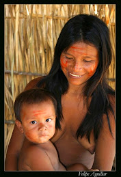 Uma mãe indígena com seu filho