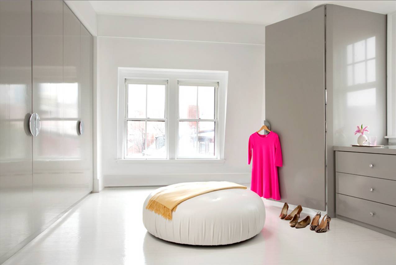 http://1.bp.blogspot.com/_6RuB-MyU_O4/S-RfQrlUFdI/AAAAAAAAH1Y/MlL12Rwy4jU/s1600/eric+roth+grey+dressing+room+white+pouf+pink+dress+closet.jpg